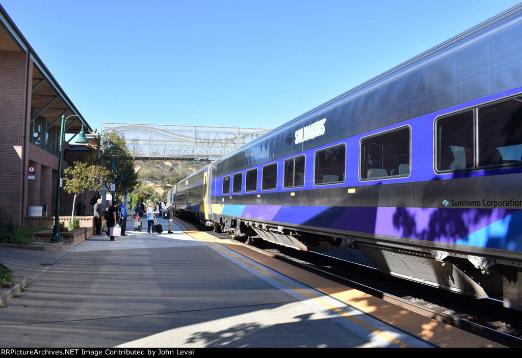 Passengers boarding the Siemens Venture consist making up Amtrak Train # 712